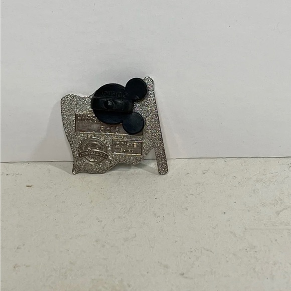 2008 Disney Hidden Mickey Series III Fun Icons Magic Kingdom Flag Pin Authentic - Picture 2 of 3